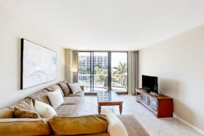Stunning 2-bedroom beachfront condo, AC, internet, pool access, and full kitchen